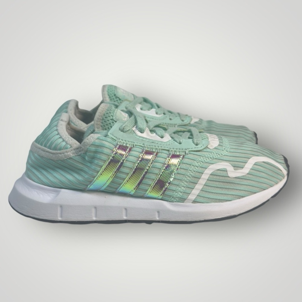 Kids Adidas Swift Run size 5
